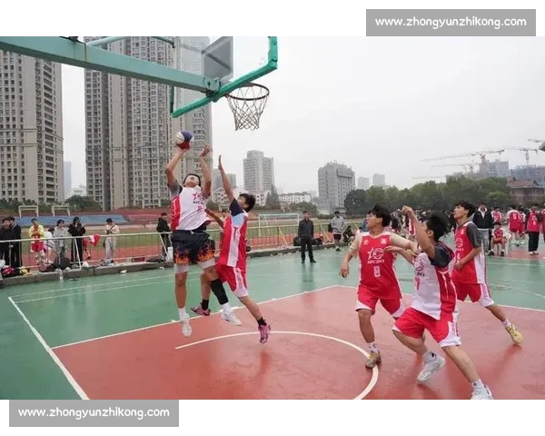 激情四溢的校园篮球赛场青春风采与团队精神的完美展现 激情四溢的校园篮球赛场青春风采与团队精神的完美展现